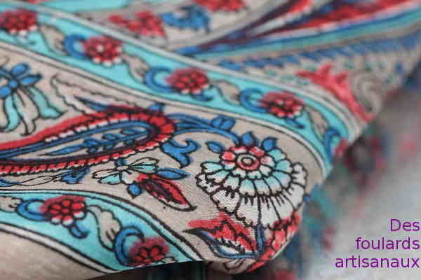 Des foulards artisanaux